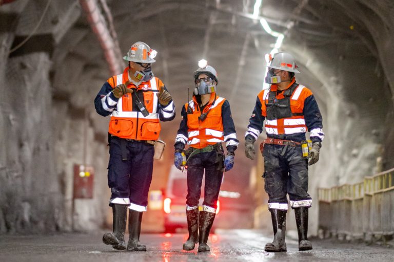 Codelco decidida a descarbonizar matriz eléctrica con fuentes renovables tras obtener US$ 600 millones