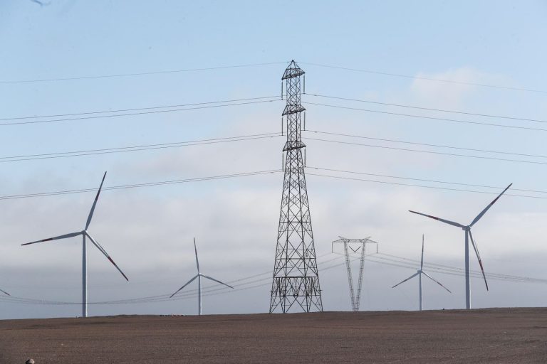 Producción eléctrica crece ligeramente 0.19%, mientras que la de hidrocarburos cae duramente 8.6%