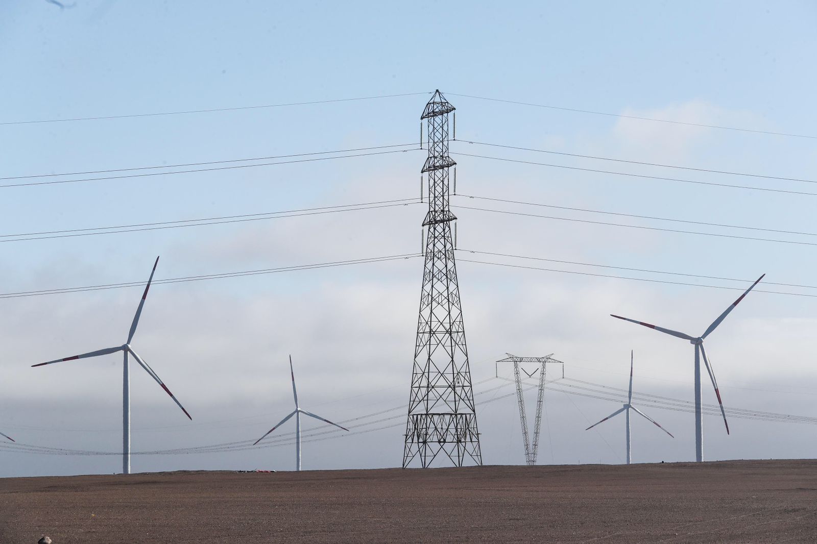 Producción eléctrica crece ligeramente 0.19%, mientras que la de hidrocarburos cae duramente 8.6%
