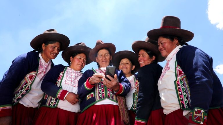 Uso de internet en mujeres alcanza 80,8 % en 2025 y brecha de género se reduce a su nivel más bajo