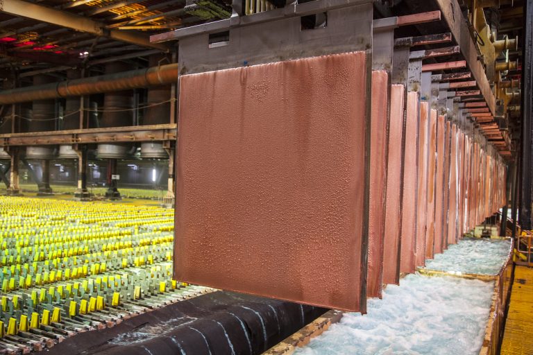 Cobre cerró la semana en US$ 5,82 por libra; ajuste respondió al desarme de posiciones especulativas, resalta Cochilco