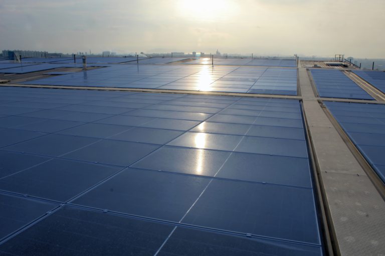 Ferrenergy implementa una de las plantas solares sobre techo industrial más potentes del Perú