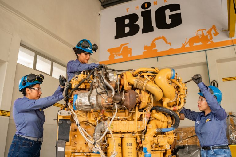 Beca Ferreyros DreamBIG suma seis promociones de técnicas de maquinaria graduadas en el Perú