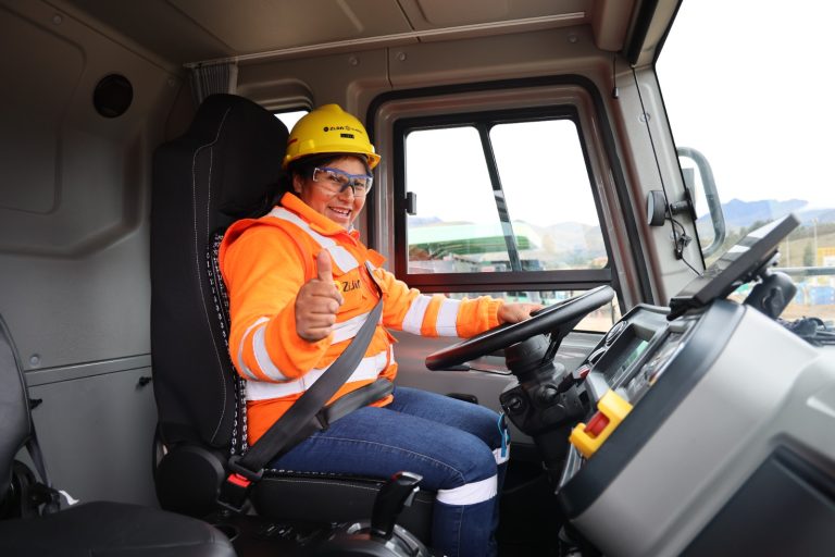 La Arena: Dos trabajadoras locales, primeras operadoras  de camiones mineros 100% eléctricos