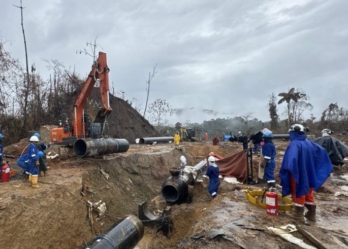 Gas natural: planean trasladar y armar hoy tercera excavadora Hitachi ZX 130 para acelerar reparación del ducto