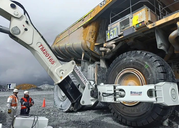 Antamina se hace con un manipulador de neumáticos montado sobre camión