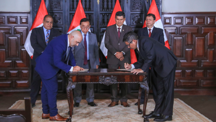 Suscriben contrato para mejorar operación y mantenimiento del Hospital de Emergencias Villa El Salvador